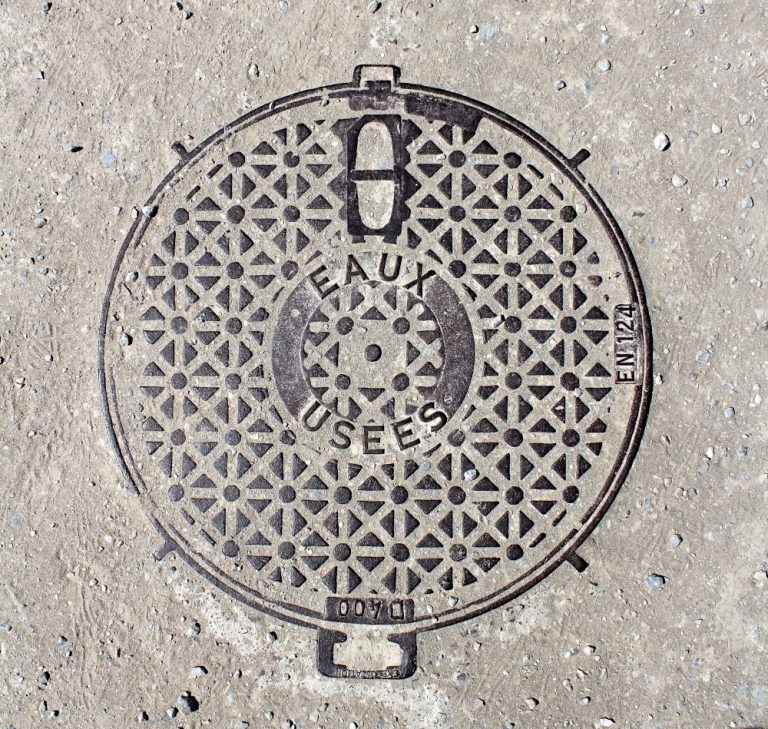 Assainissement collectif plaque d'égout