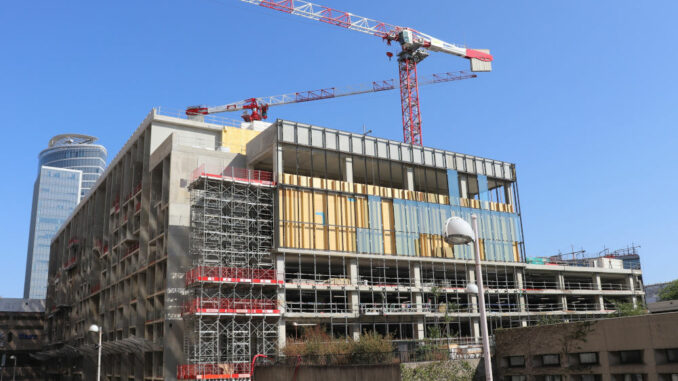 Immeuble de bureaux en construction dans le quartier d'affaires