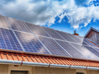 Toit panneaux solaires energies renouvelables