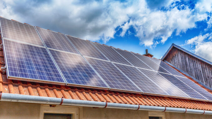 Toit panneaux solaires energies renouvelables