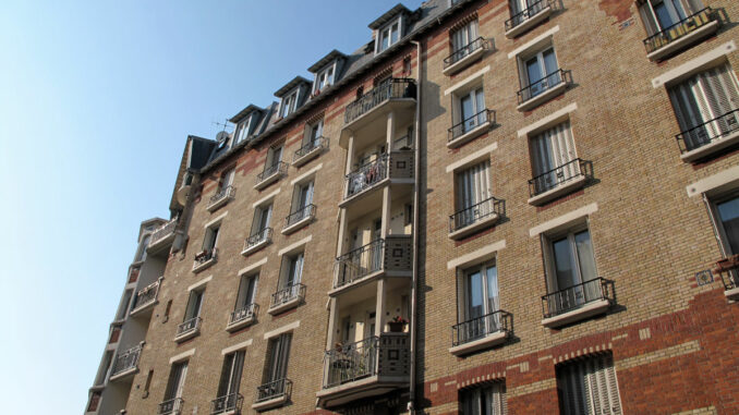 immeuble en briques avec balcon.