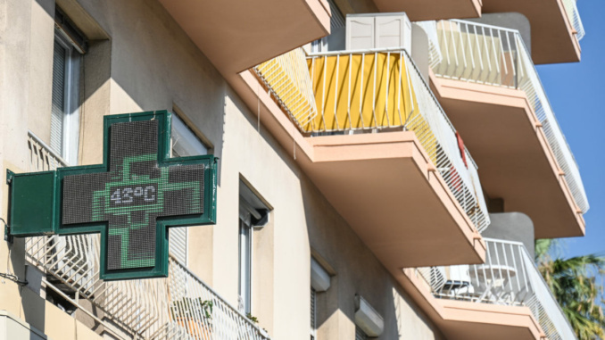 pharmacie pharmacien enseigne santé medicament garde chaleur temperature canicule climat logement 43 degres