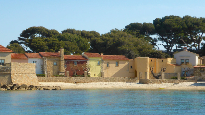 Maisonnettes colorées et plage sur l'île de Bendor, au large de Bandol (France)